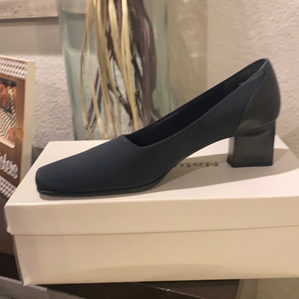 Navy color Naturalizer shoe. Nice work shoe.